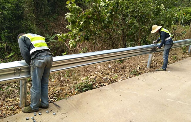 绍兴高速公路护栏的定期维护与保养